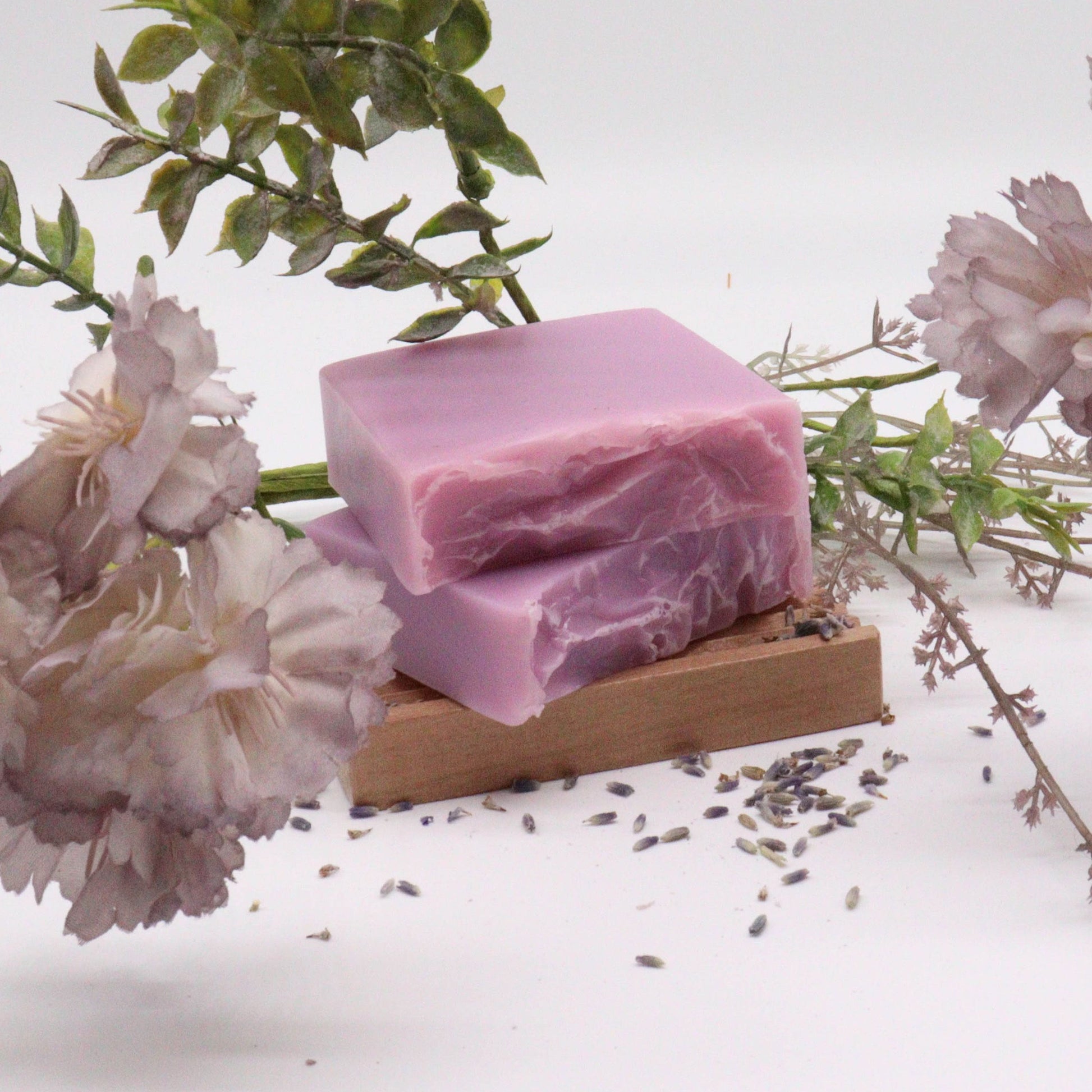 A 100g purple marbled artisan soap slice decorated with real dried lavender buds on top for a calming ritual.